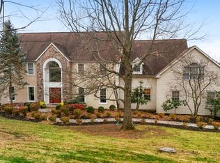 10 Blue Cliff Dr, Clinton Twp., NJ 08833