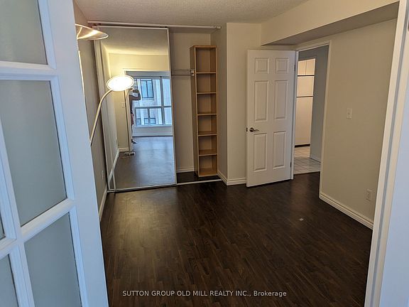 4th image of 7 Carlton St #907