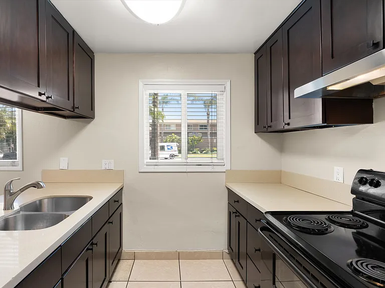Melrose Manor Apartments - Riverside, CA — Photo 76