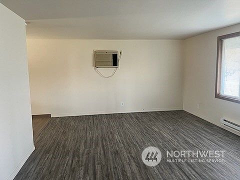 2nd image of 523 Hawthorne Drive S