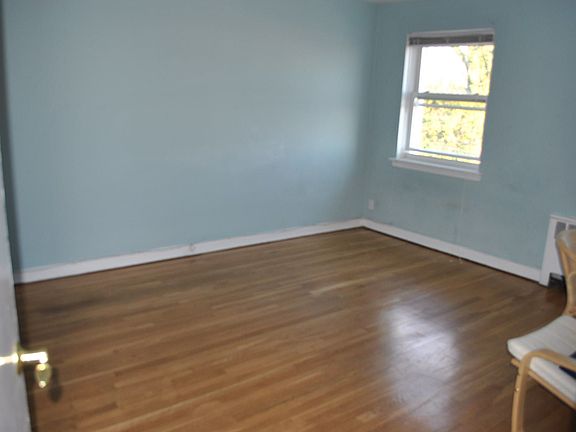 4th image of 323 Bay 10th St #2