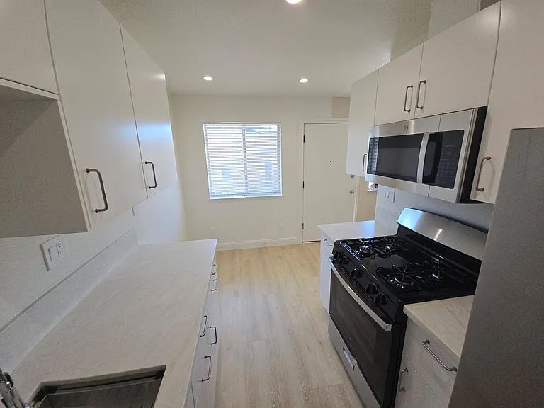 730 E 17th St #7 — Photo 3