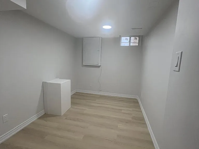 1398 Tampa Cres #LOWER — Photo 6