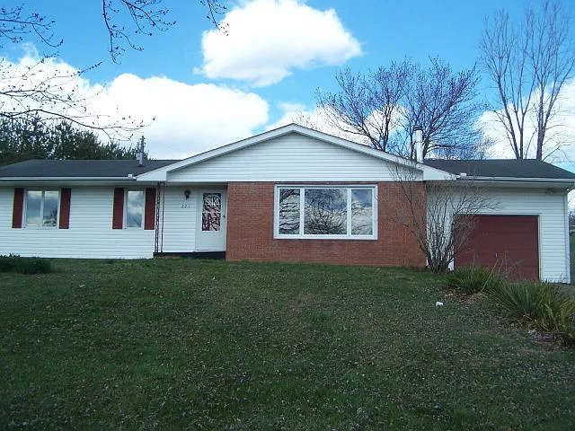 221 Millers Dr photo 1