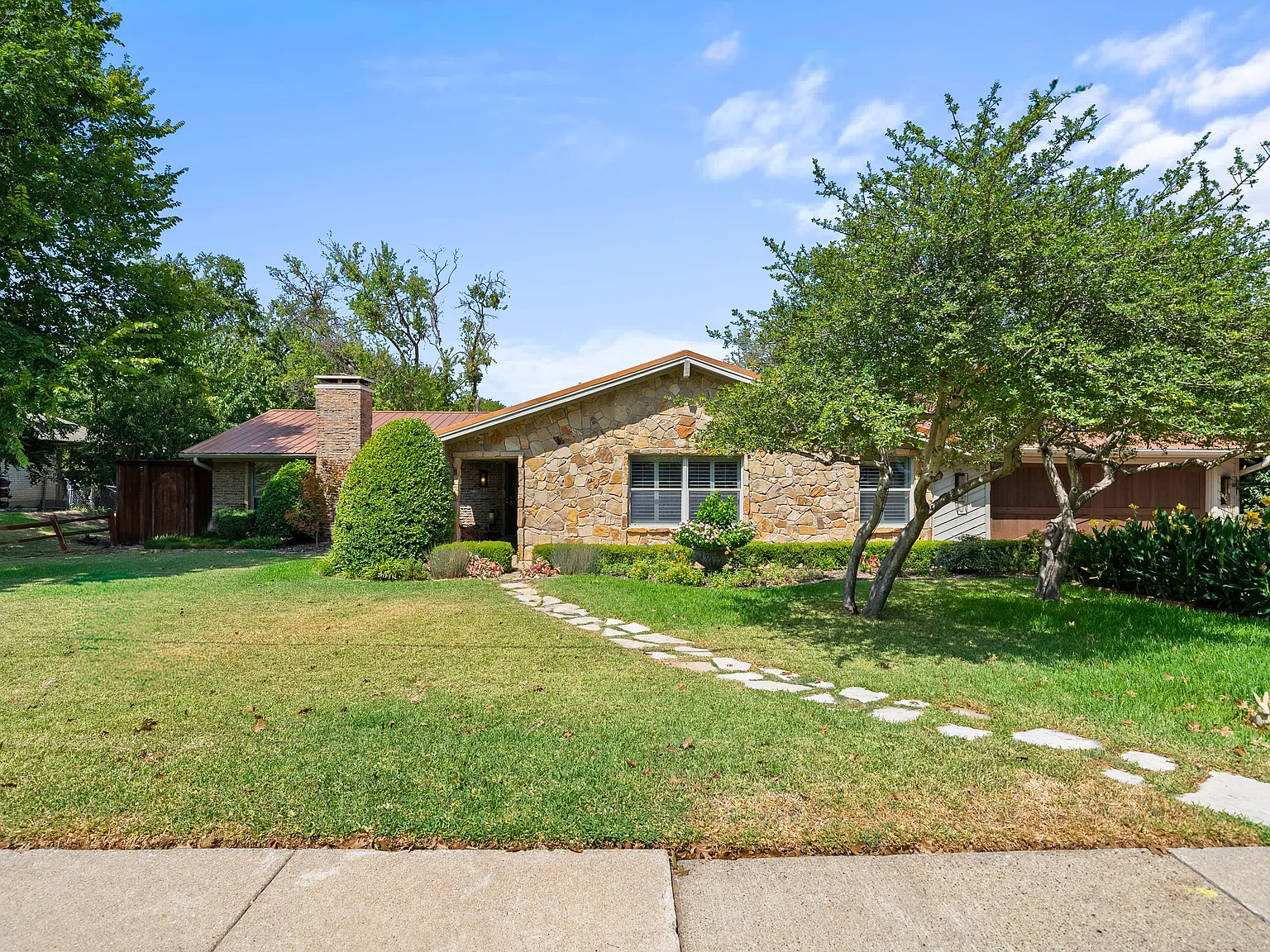 3 bed, 2304 sqft, $3,995 — Photo 3