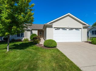 35 Madison Cir, Davenport, IA 52806