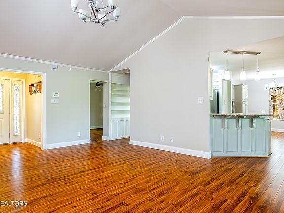 5th image of 2312 Portland Dr