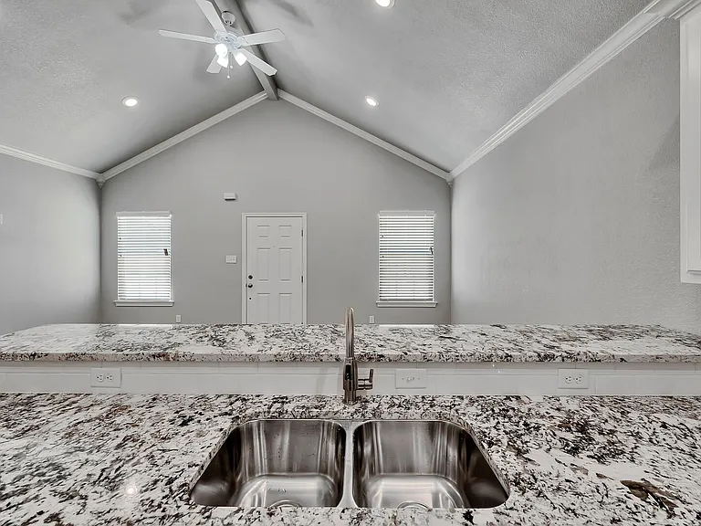 606 Alamo Dr — Photo 11