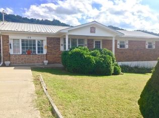 128 Shelby Ln, Mount Hope, WV 25880