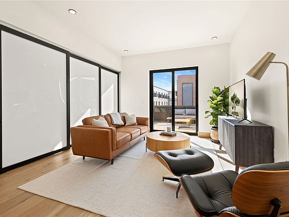 2nd image of 319 SE Market Aly #202