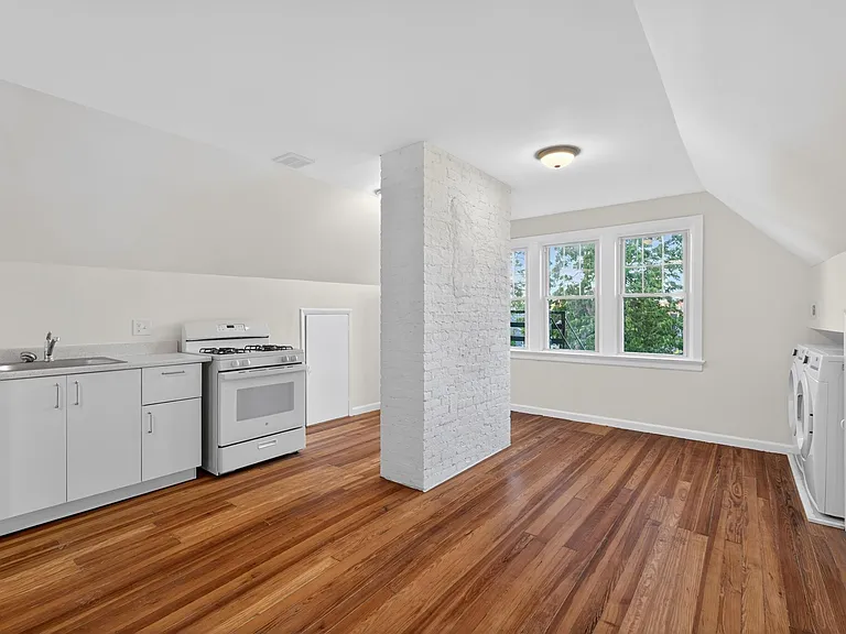 42 Duer Pl #3 — Photo 2