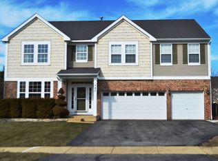 585 Hamilton Ln, North Aurora, IL 60542