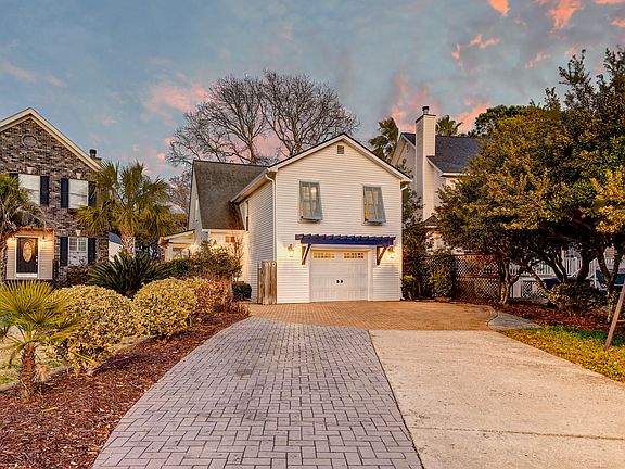 3rd image of 810 Harbor Place Dr