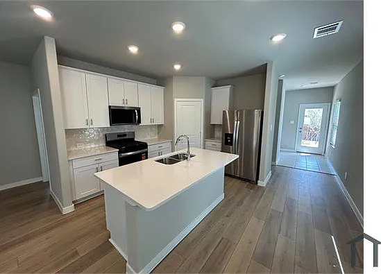 6 bed, 2352 sqft, $3,600 — Photo 3