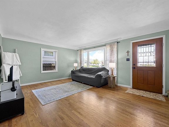 4th image of 927 G Ave NW