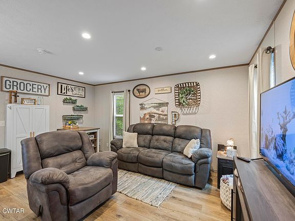 4th image of 920 Barker Rd