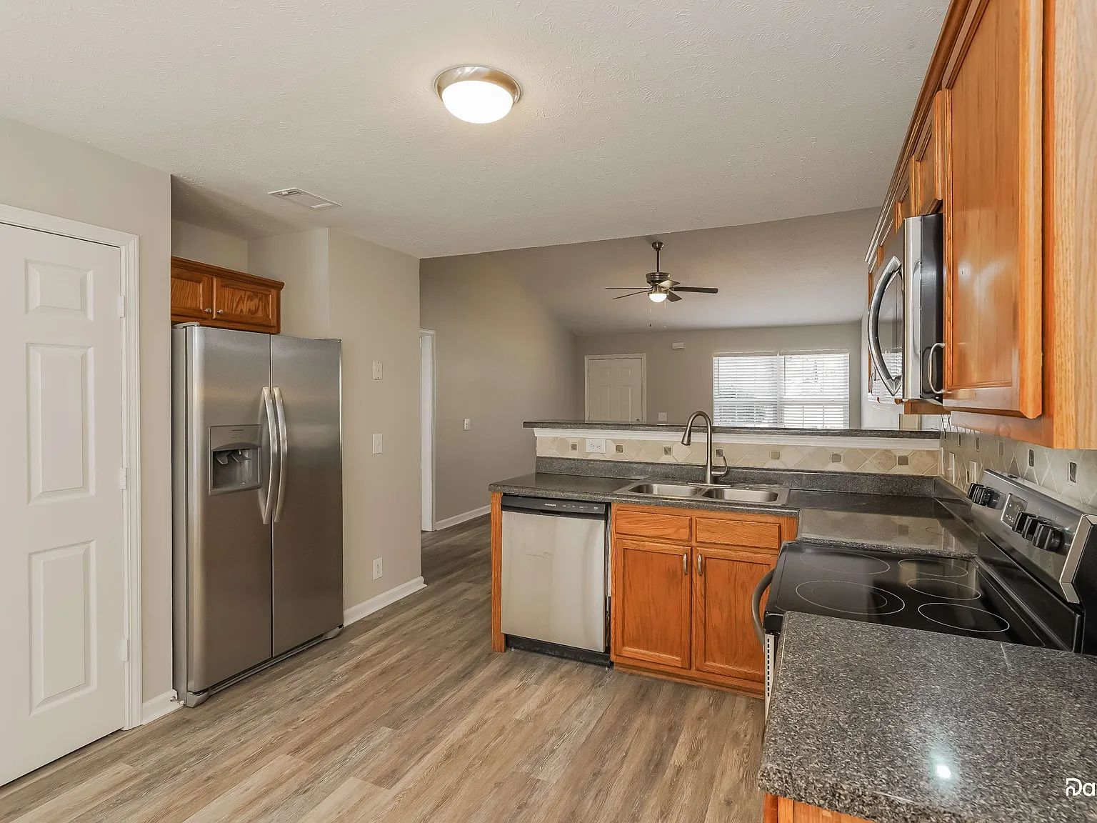 3 bed, 2.0 bath, 1187 sqft, $2,020 — Photo 2