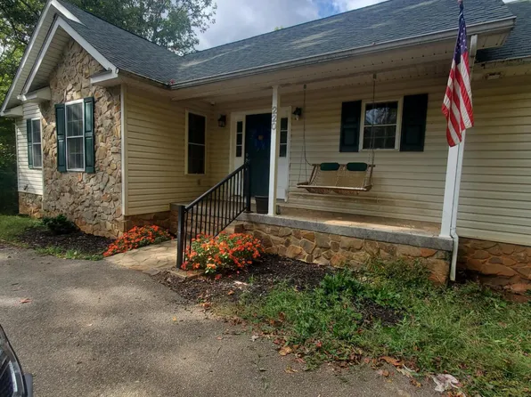 220 Vintage Cir, Rocky Mount, VA 24151