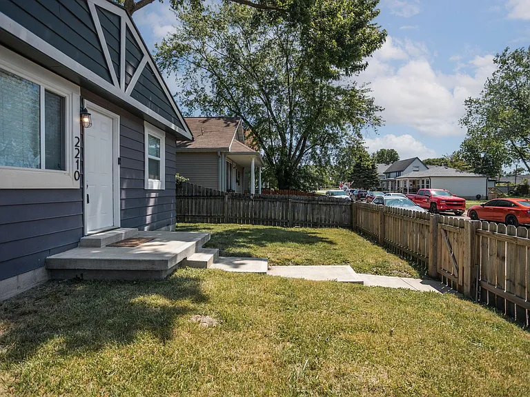 2210 Pleasant St — Photo 3