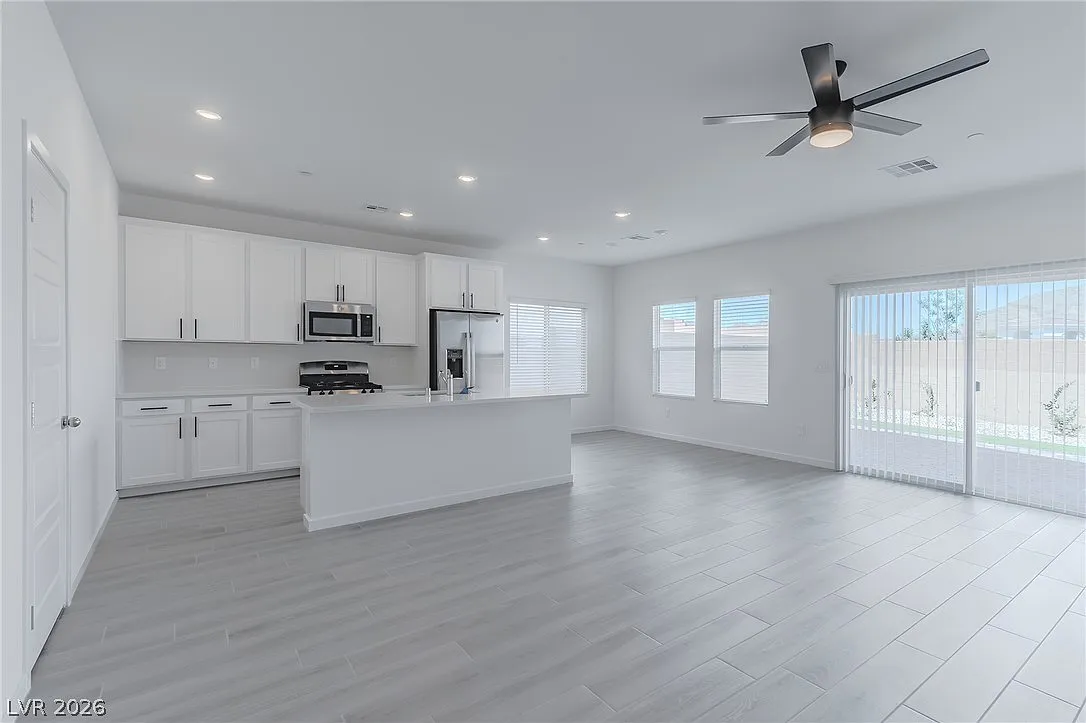 4 bed, 4.0 bath, 2405 sqft, $2,700 — Photo 4
