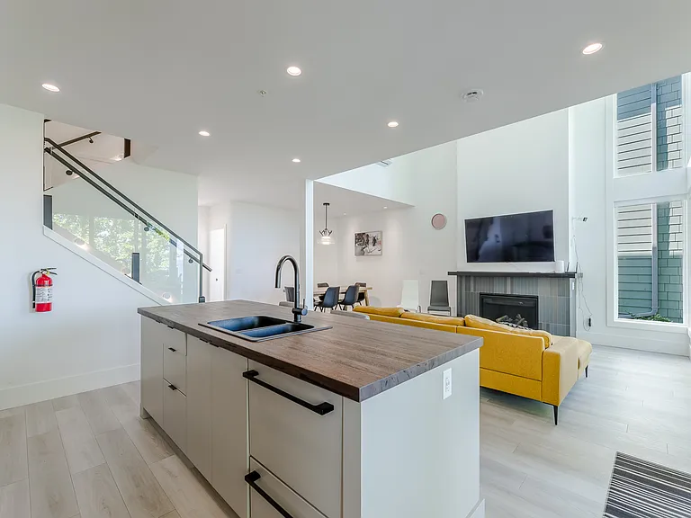 Landry Cres — Photo 21
