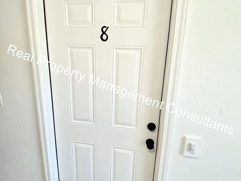 902 Twin Oaks Ter — Photo 2