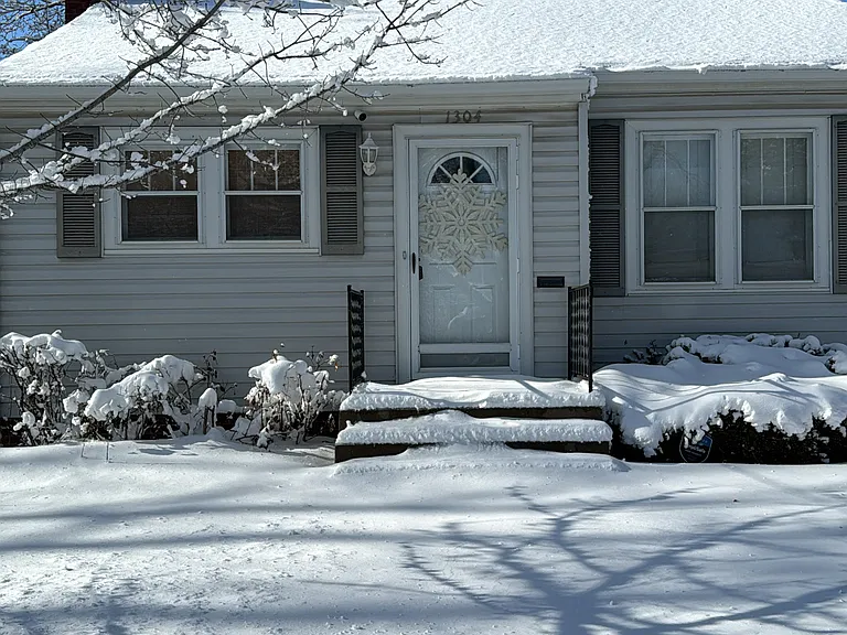 1304 Pershing St — Photo 3