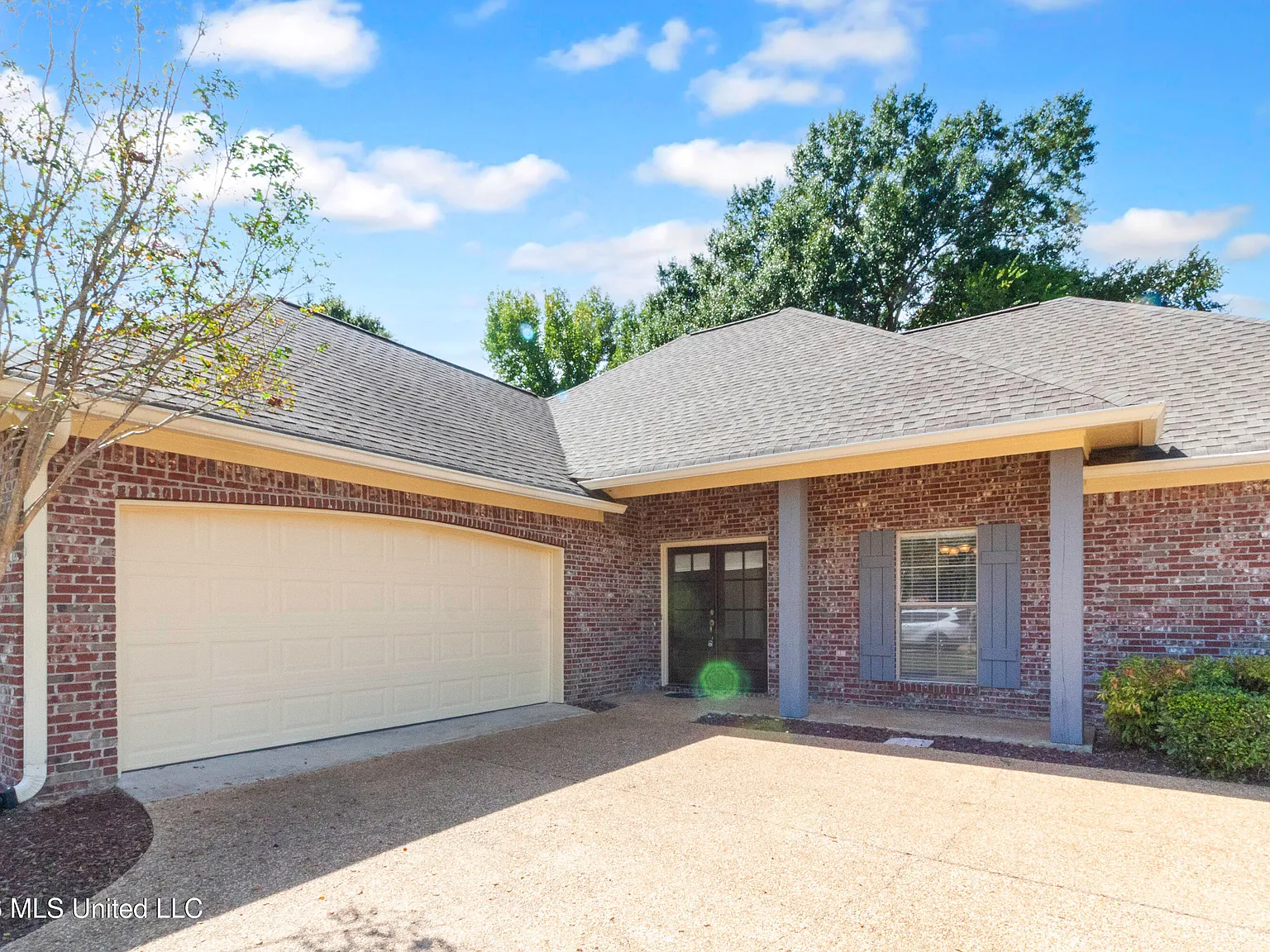 3 bed, 2.0 bath, 1549 sqft, $2,350 — Photo 2