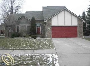 21083 Summerfield Dr, Macomb, MI 48044