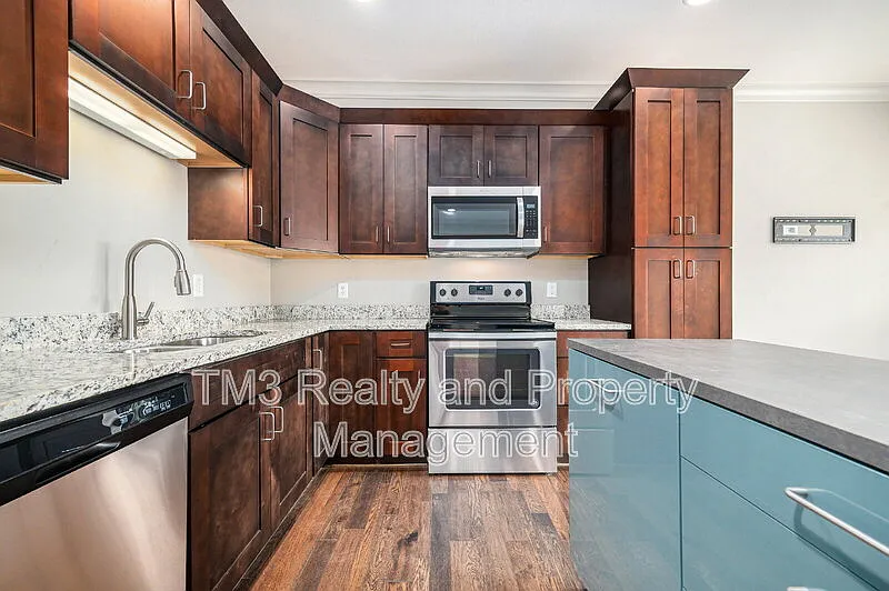 3 bed, 3.5 bath, 1884 sqft, $2,345 — Photo 3