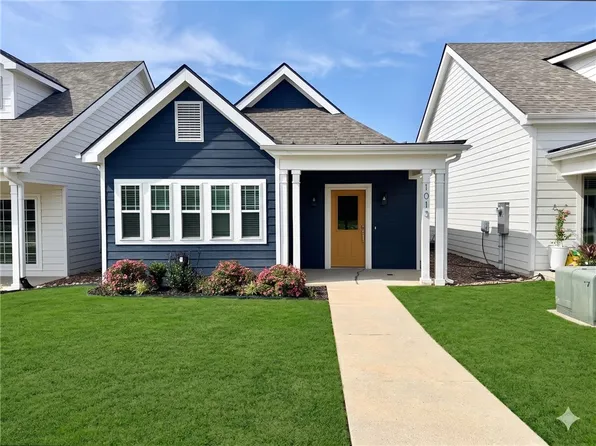 1013 NE Heights Ln, Bentonville, AR 72712
