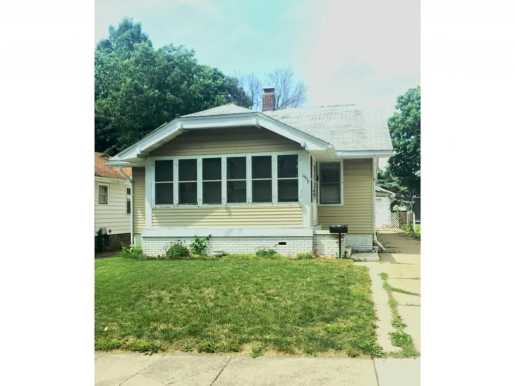 1938 E Clay St photo 1
