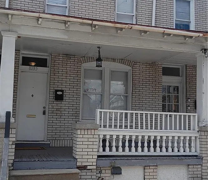 823 1/2 W Washington St — Photo 1