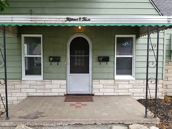Front porch, front entrance for 1F
