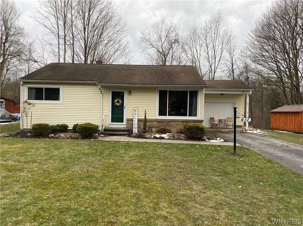411 Hilltop Dr, Elma, NY 14059