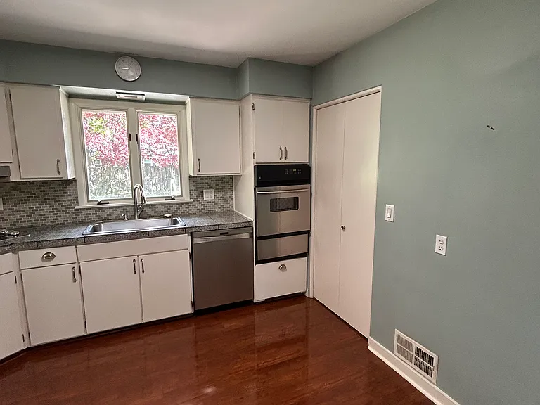 5115 Old Colony Rd — Photo 4