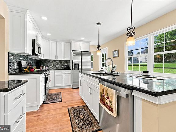 3rd image of 884 Stirrup Ln