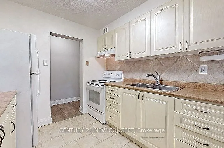 7451 Yonge St #101 — Photo 4