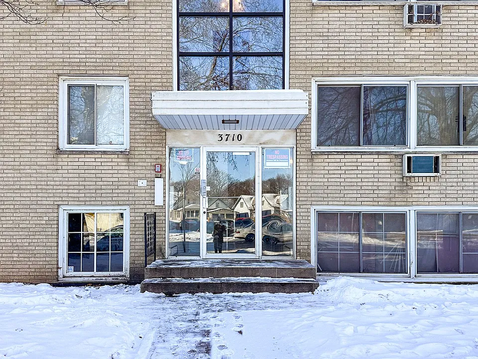 Relax in Style: Discover our Minneapolis Bedroom Haven on Minnehaha Avenue