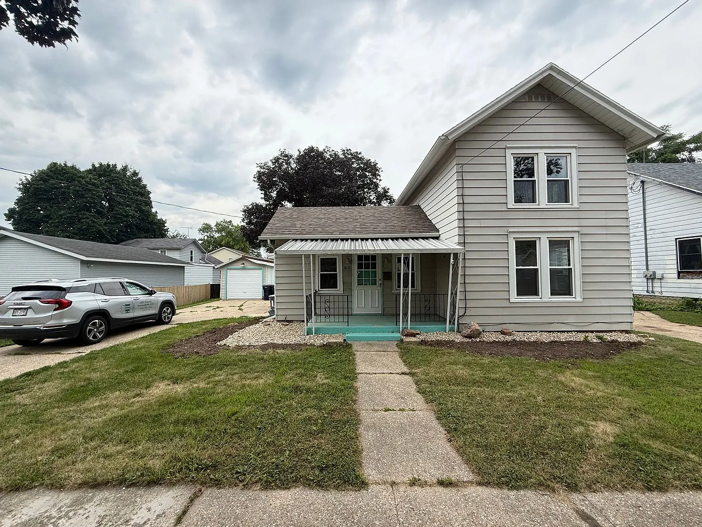 Spacious 3-Bedroom Single-Family Home with Large Backyard — Photo 2