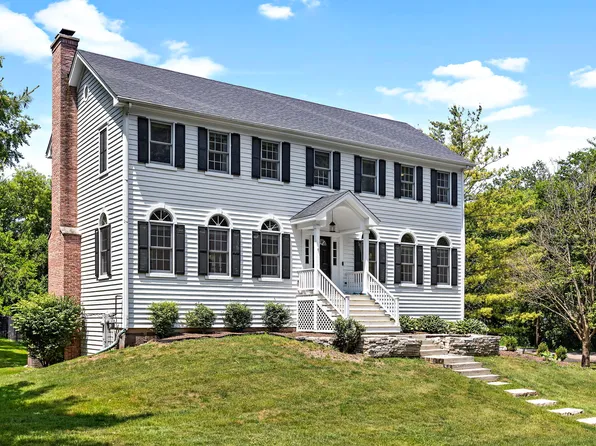 123 Wagon Wheel Ln, Barrington, IL 60010