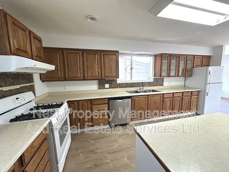 3 bed, 1.0 bath, $1,950 — Photo 4