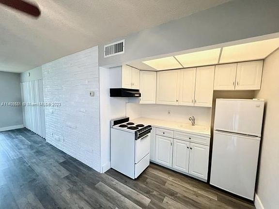 4th image of 777 SE 2nd Ave APT 102