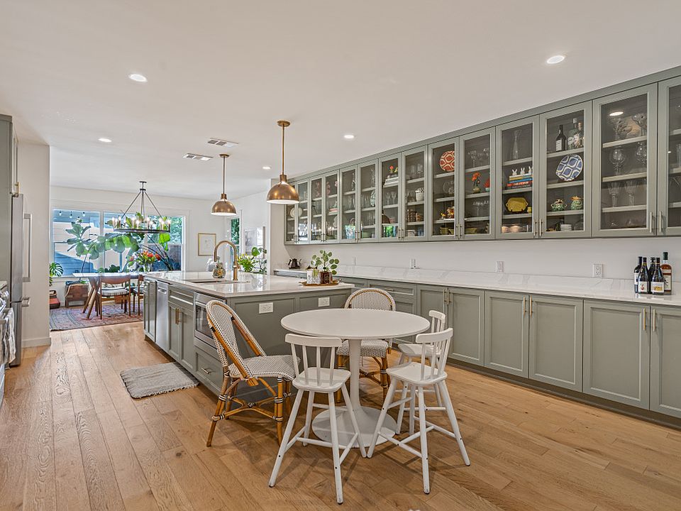 kitchen and breakfast area