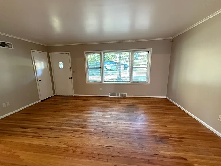 5213 S Saint Louis Ave — Photo 4