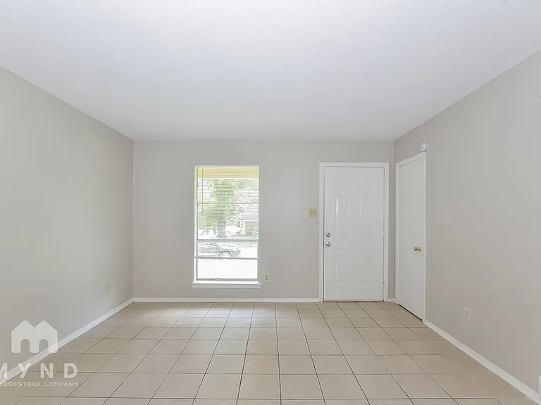 6875 Embassy Cir — Photo 14