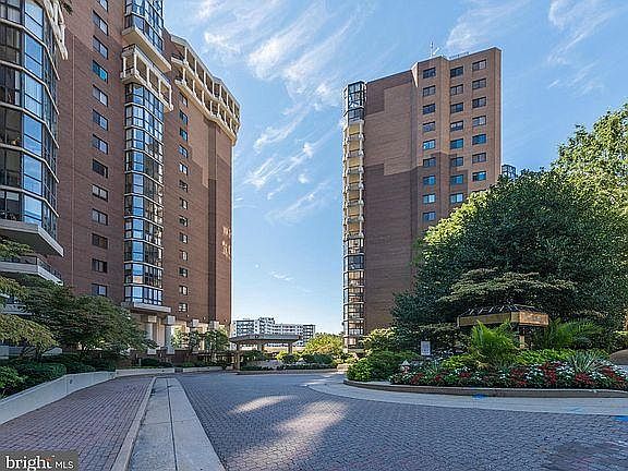 1st image of 1600 N Oak St APT 729