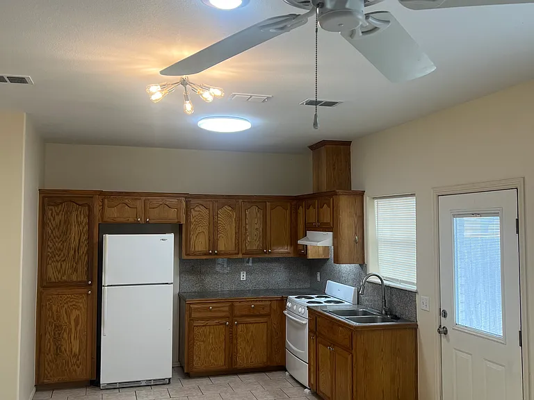 1701 Phoenix St — Photo 4