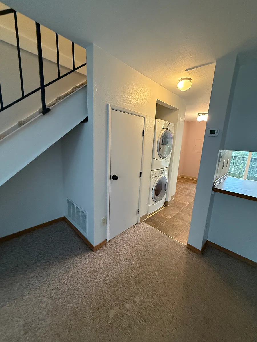 Building Photo - 1820 Larch St #G3