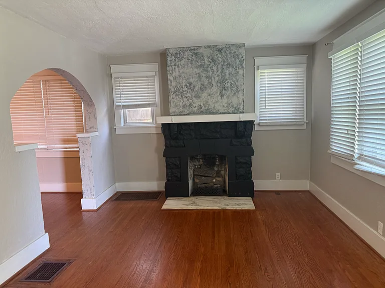 1004 Gillock St — Photo 47